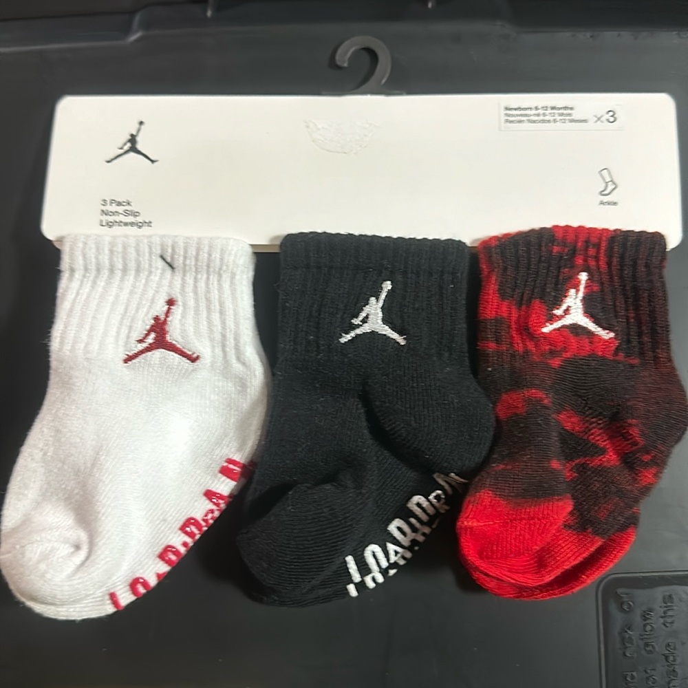 JORDAN 3 PACK BABY SOCKS: NEW IN PACKAGE: SIZE 6-12 MTH